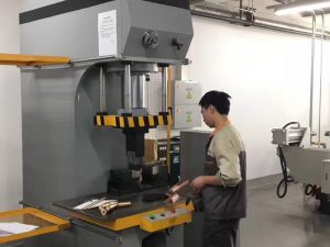 اليابان آلة اختبار العميل الهيدروليكية الصحافة في مصنعنا