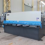 الصفائح المعدنية الهيدروليكية مقصلة آلة قطع التصنيع باستخدام الحاسب الآلي القص لصفائح معدنية ، آلة قص المعادن